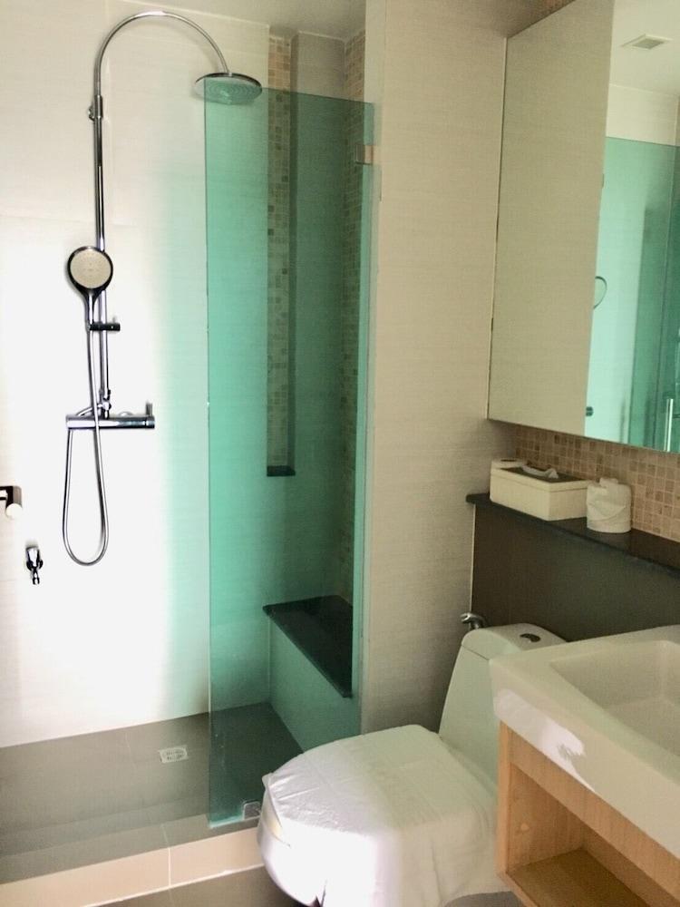 Alisha Court Hotel & Residence バンコク都 エクステリア 写真