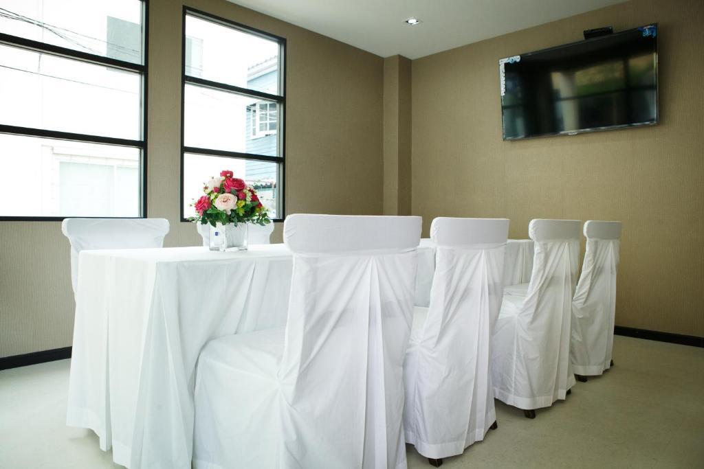 Alisha Court Hotel & Residence バンコク都 エクステリア 写真